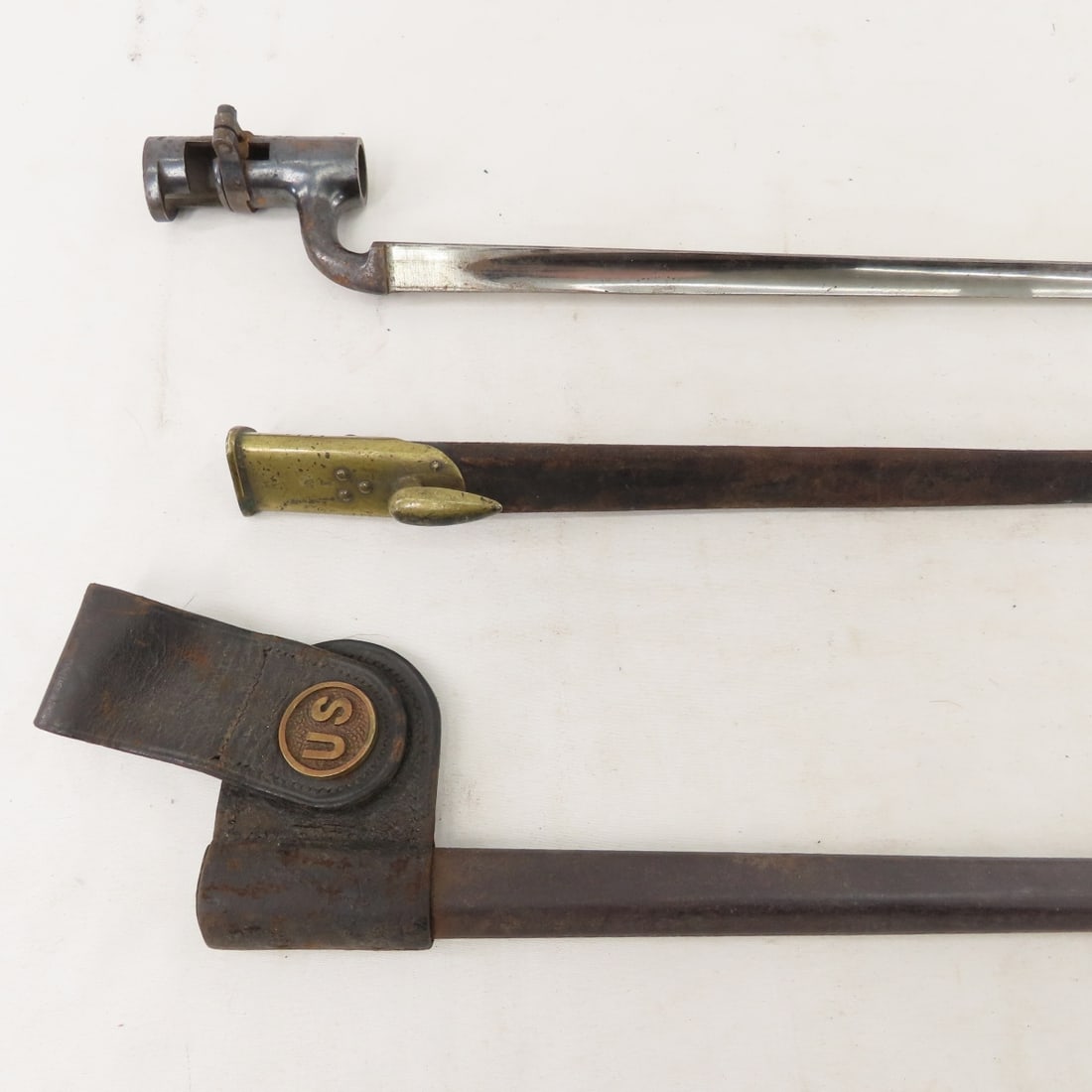 3 Vintage Socket Bayonets & 2 sheaths - 5