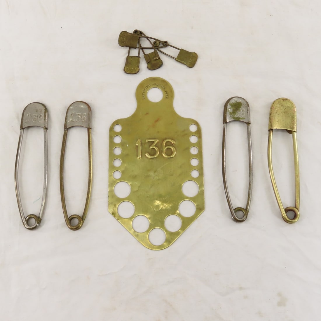 Vintage Keyes-Davis Army Laundry Pin Holder & Pins (1 of 11)