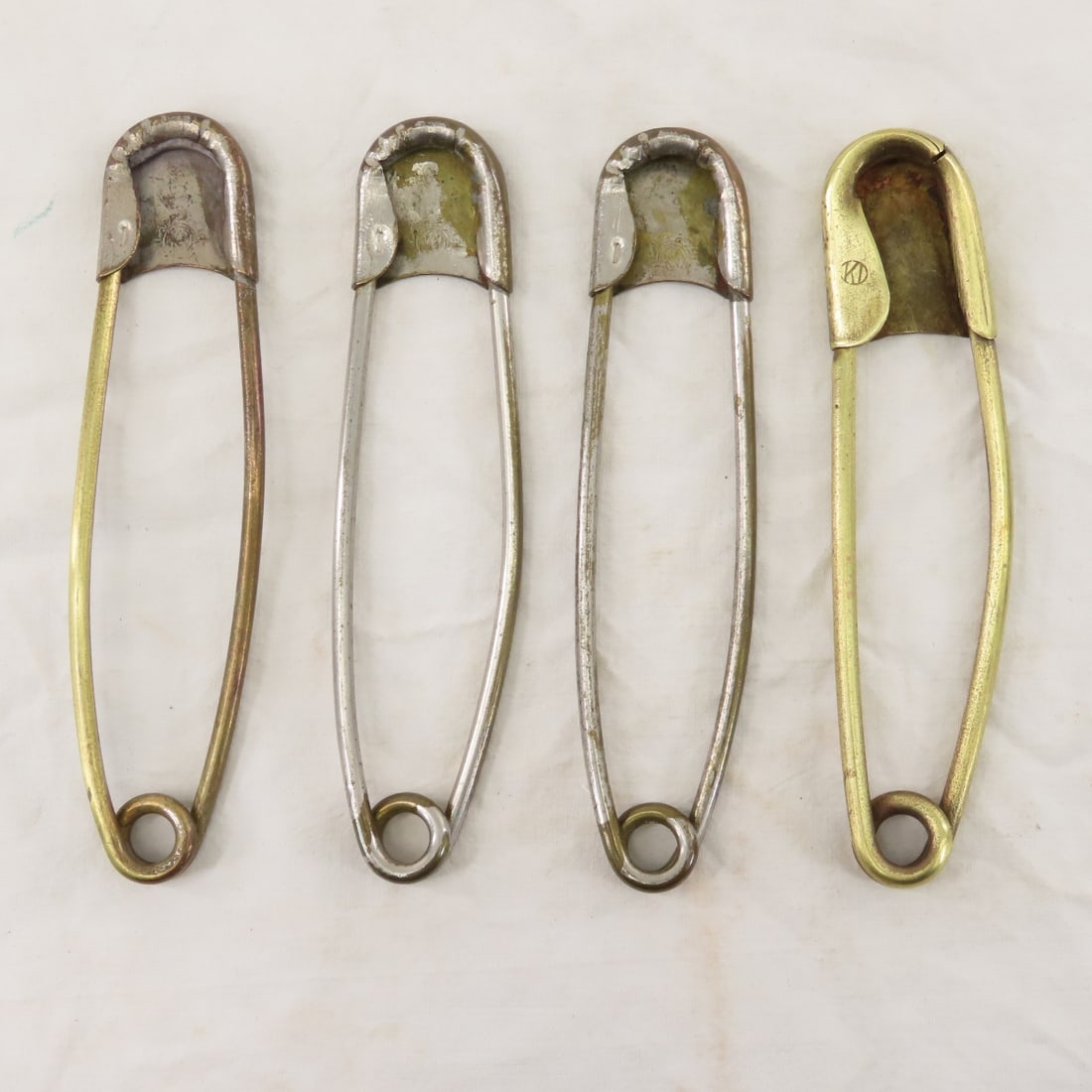 Vintage Keyes-Davis Army Laundry Pin Holder & Pins - 7