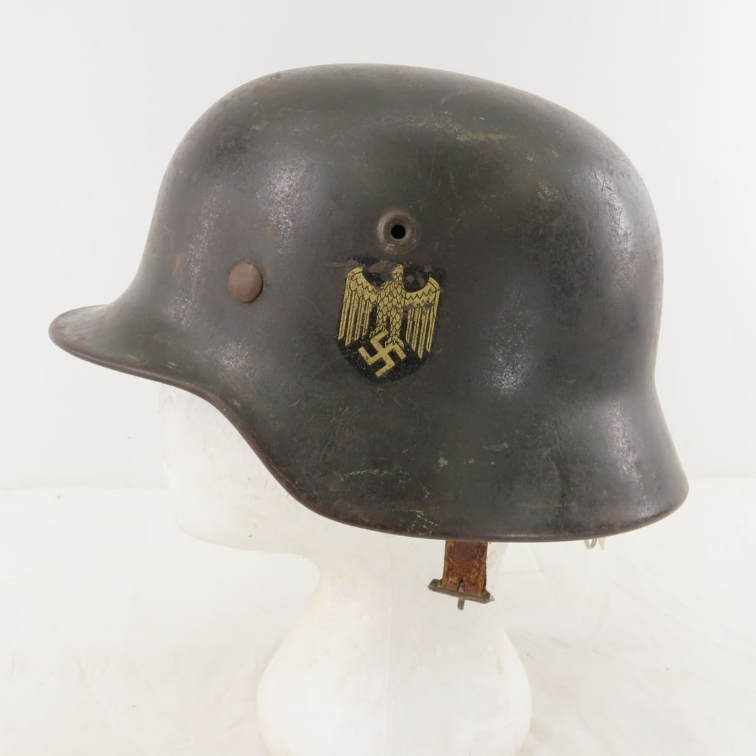 WWII German Stahlhelm M35 Steel Combat Helmet (1 of 13)
