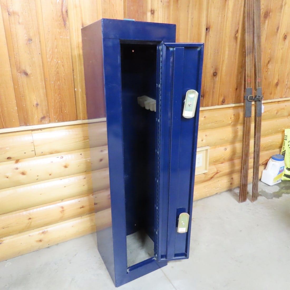 Unbranded Metal Gun Safe & Wood Gun Rack - 3