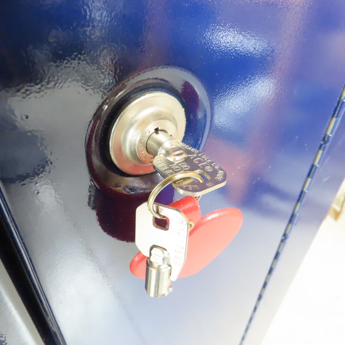 Unbranded Metal Gun Safe & Wood Gun Rack - 7