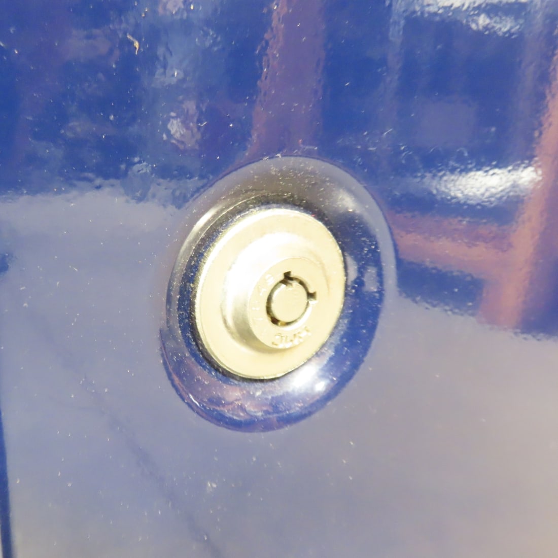 Unbranded Metal Gun Safe & Wood Gun Rack - 8