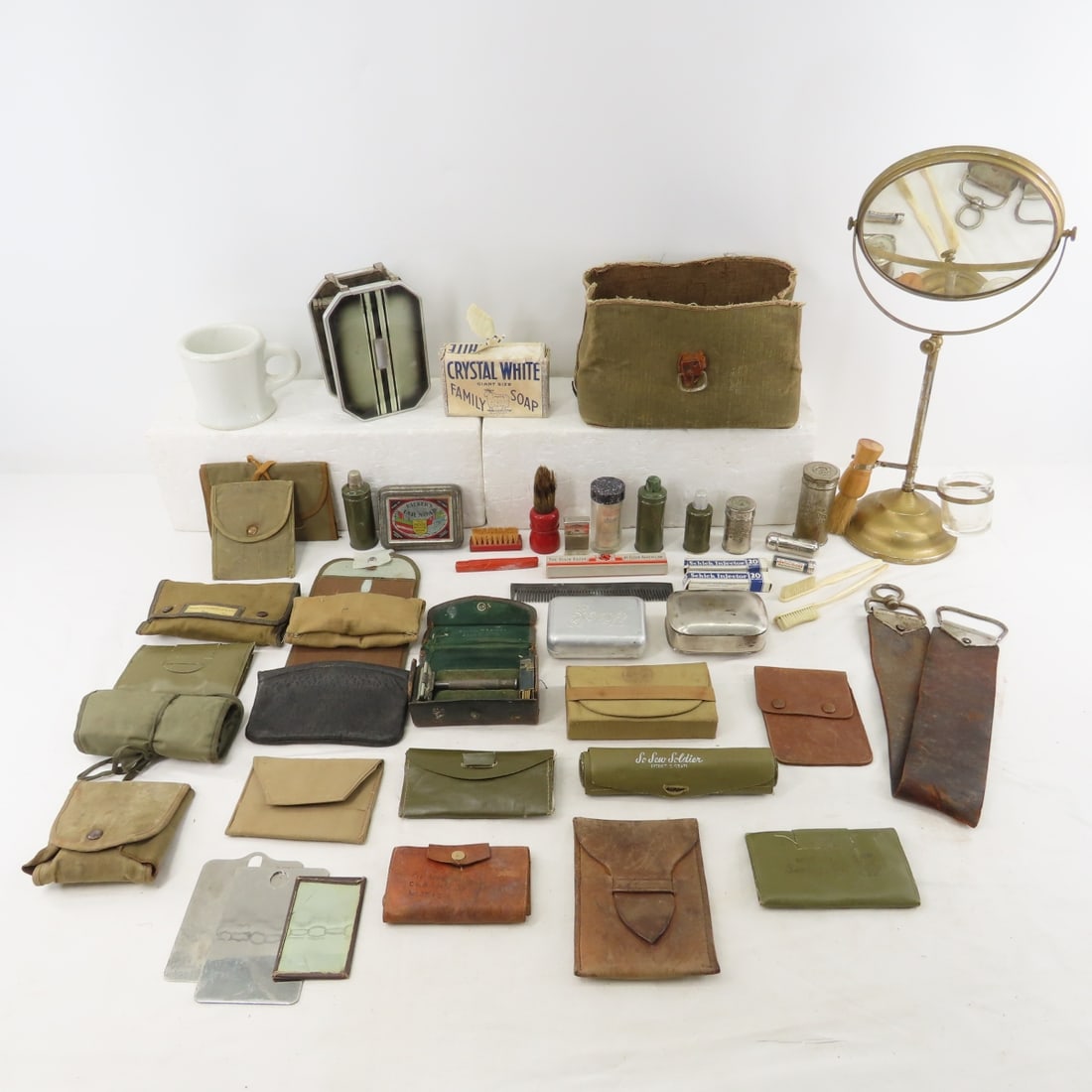WWII US Military Toiletries, sewing kits, razors (1 of 20)