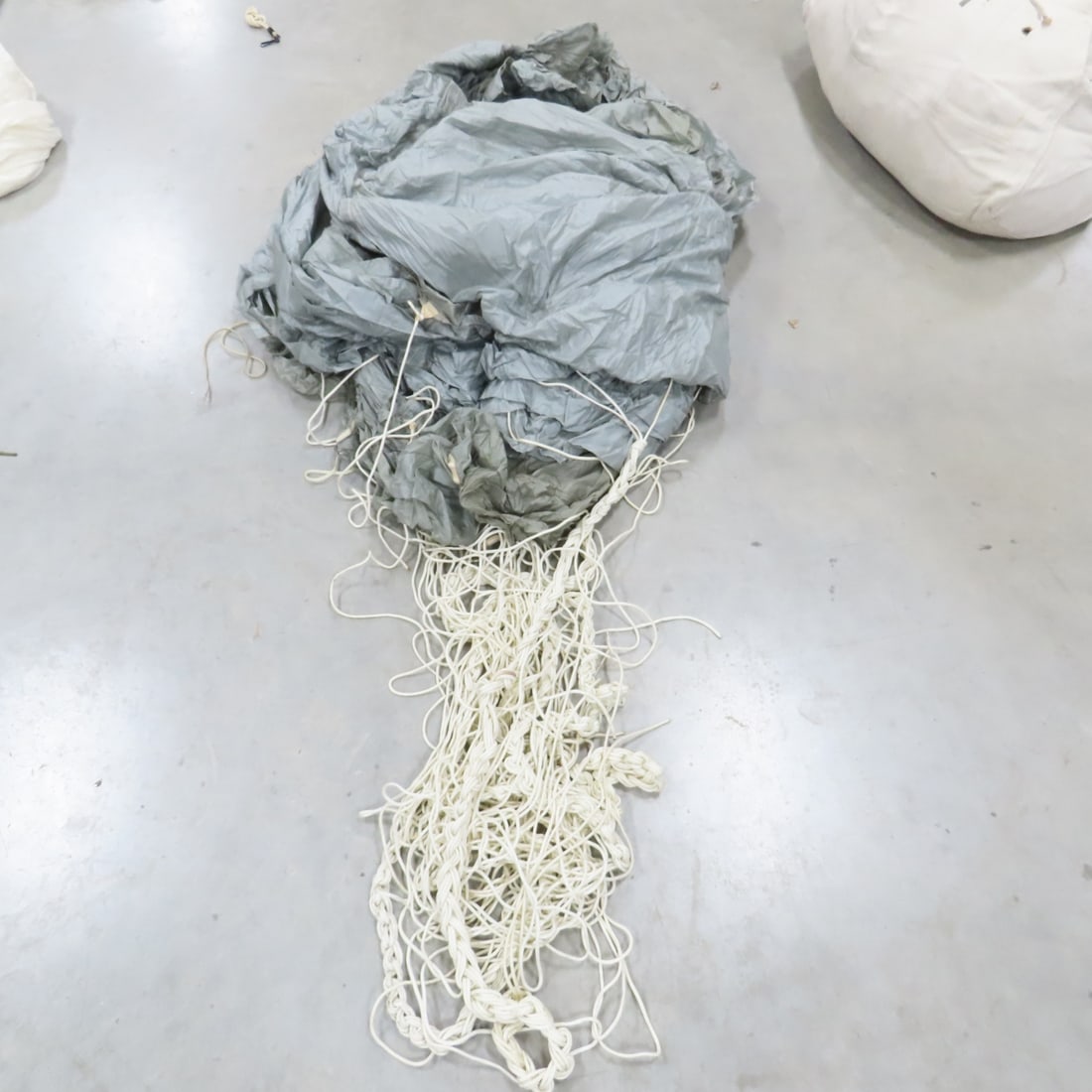 5 Vintage Military Cargo Parachutes, Cords & Bags - 10