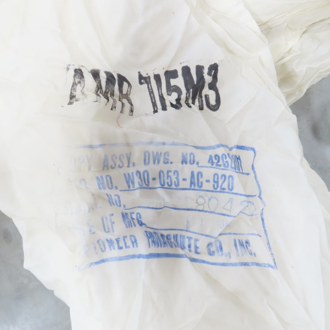 5 Vintage Military Cargo Parachutes, Cords & Bags - 17