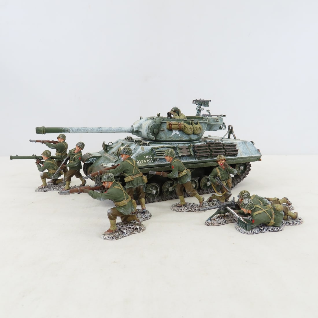 King & Country Battle of The Bulge Tank & Soldiers - 2