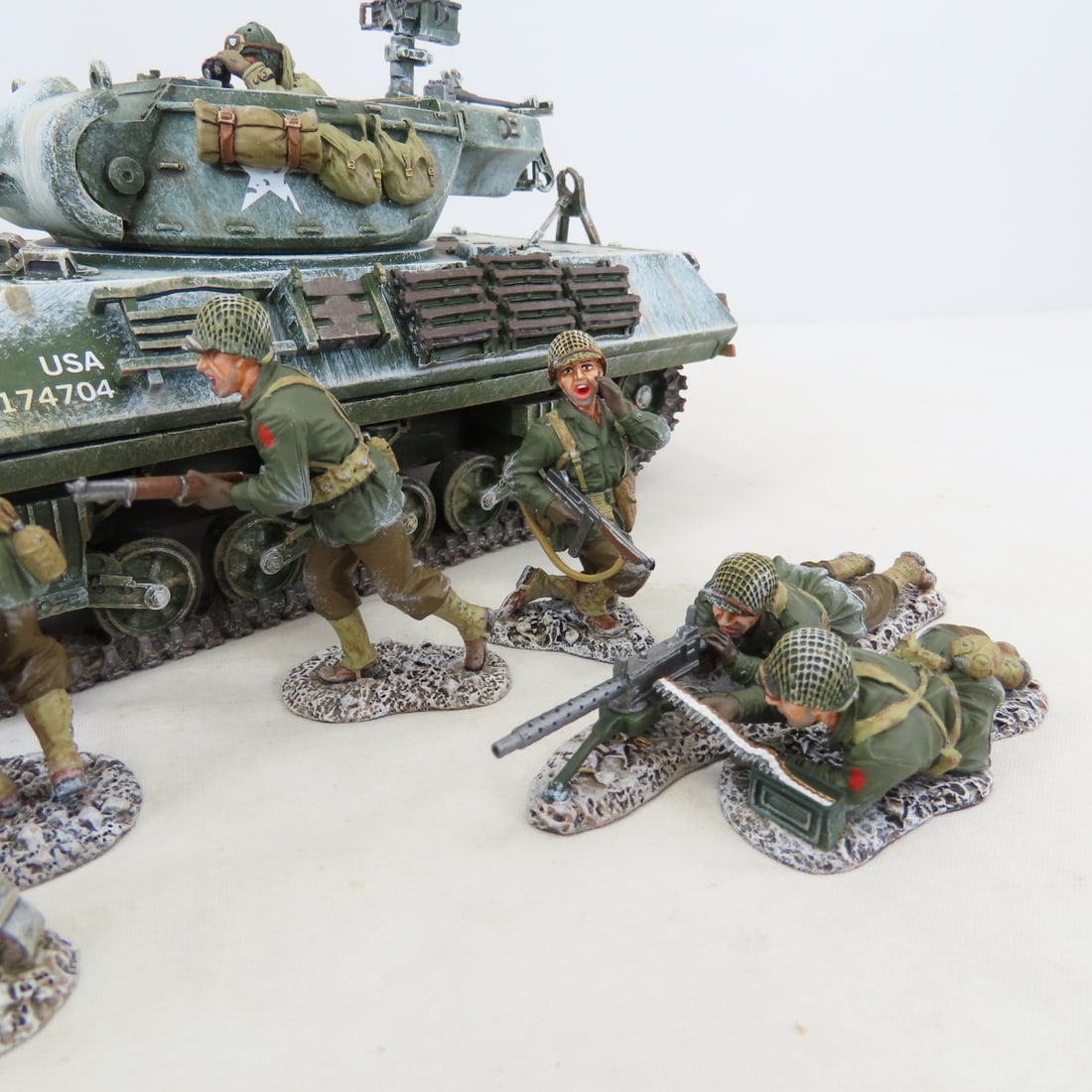 King & Country Battle of The Bulge Tank & Soldiers - 3