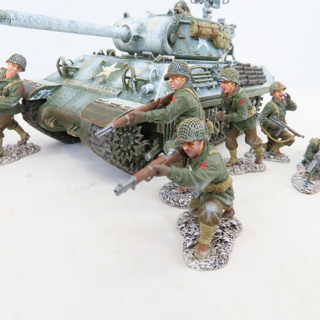 King & Country Battle of The Bulge Tank & Soldiers - 4