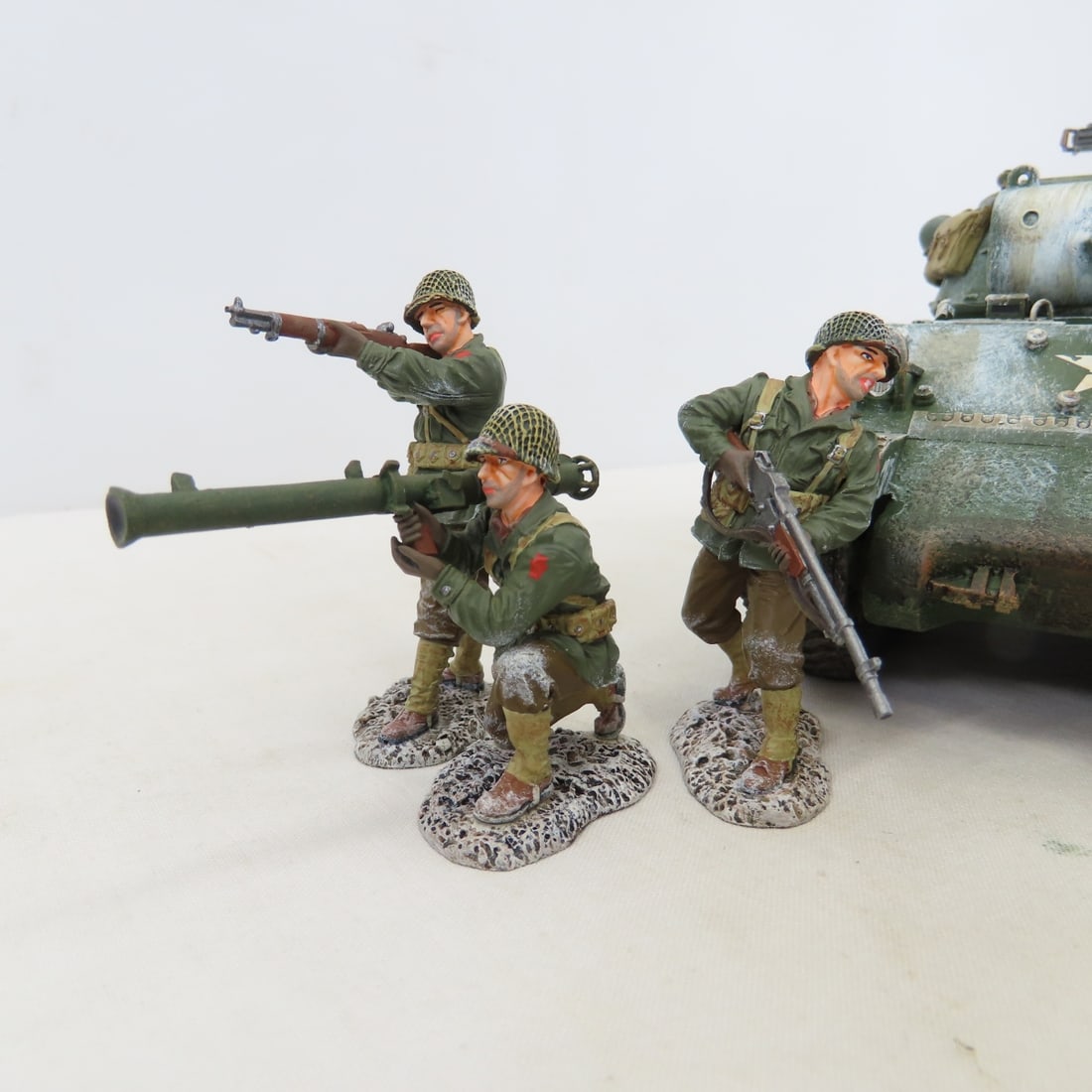 King & Country Battle of The Bulge Tank & Soldiers - 5