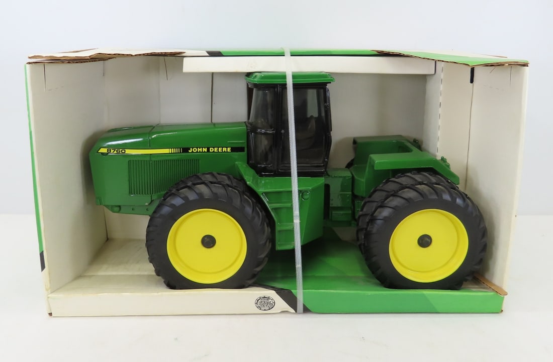 ERTL 5715 John Deere 4 Wheel Drive Tractor 8760 (1 of 10)