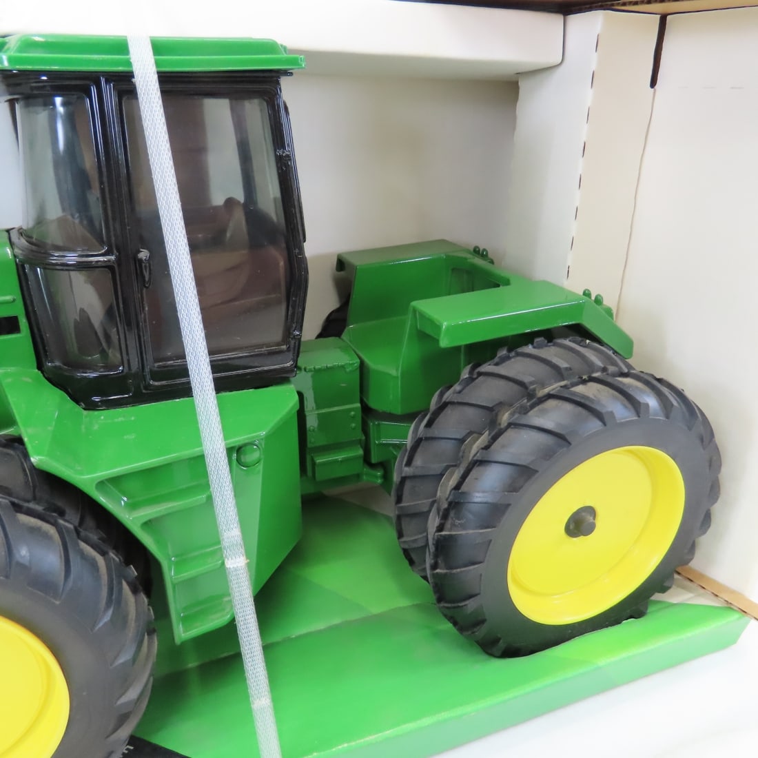 ERTL 5715 John Deere 4 Wheel Drive Tractor 8760 - 3