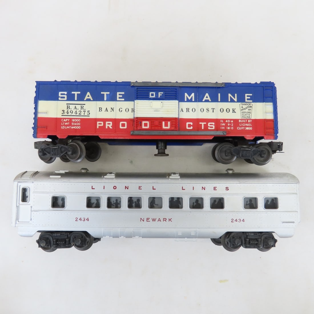 Lionel 20650 Engine with 8 Cars & Accessories - 12