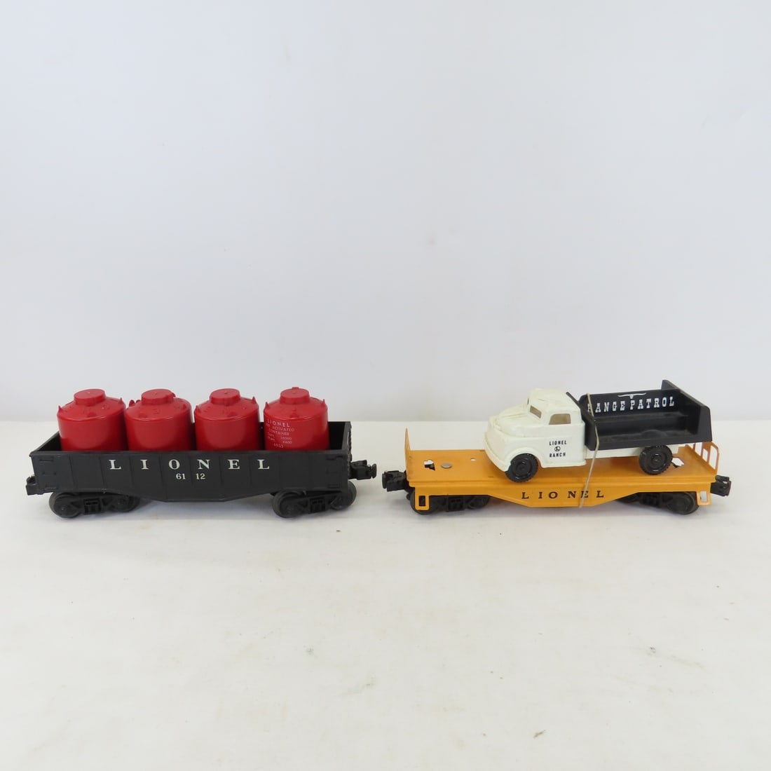 Lionel 20650 Engine with 8 Cars & Accessories - 16