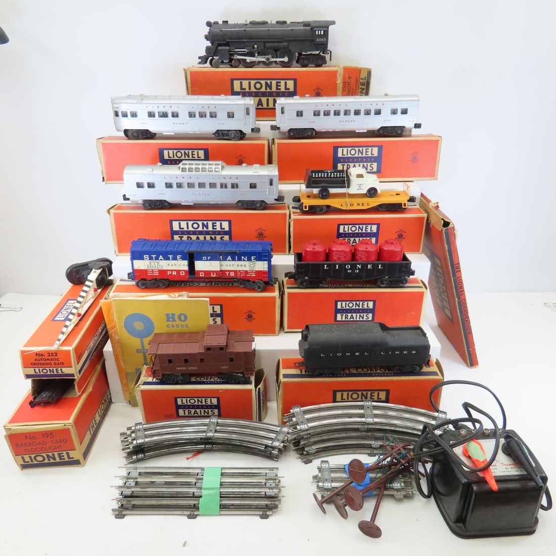 Lionel 20650 Engine with 8 Cars & Accessories (1 of 20)