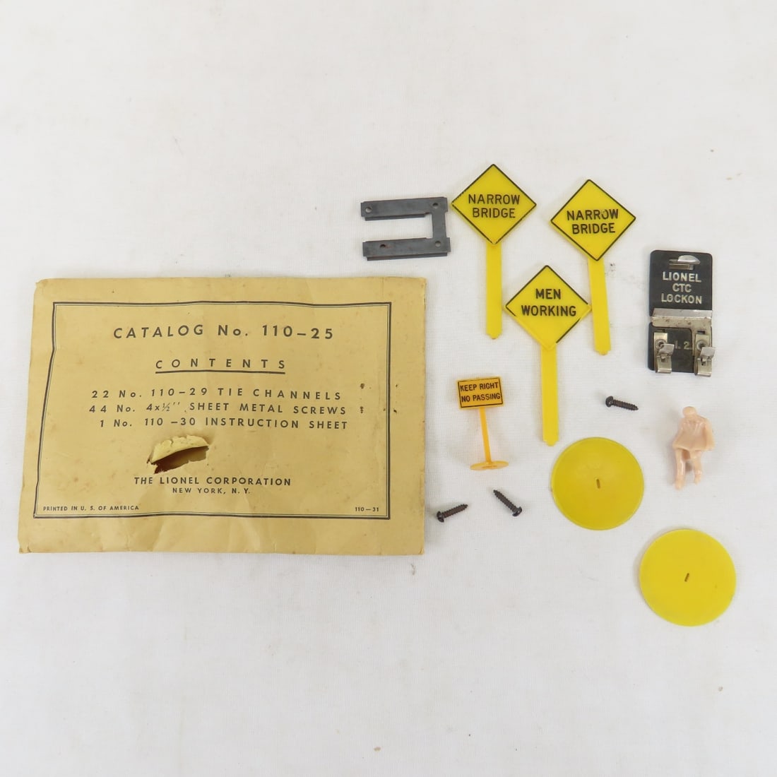 Lionel 20650 Engine with 8 Cars & Accessories - 20