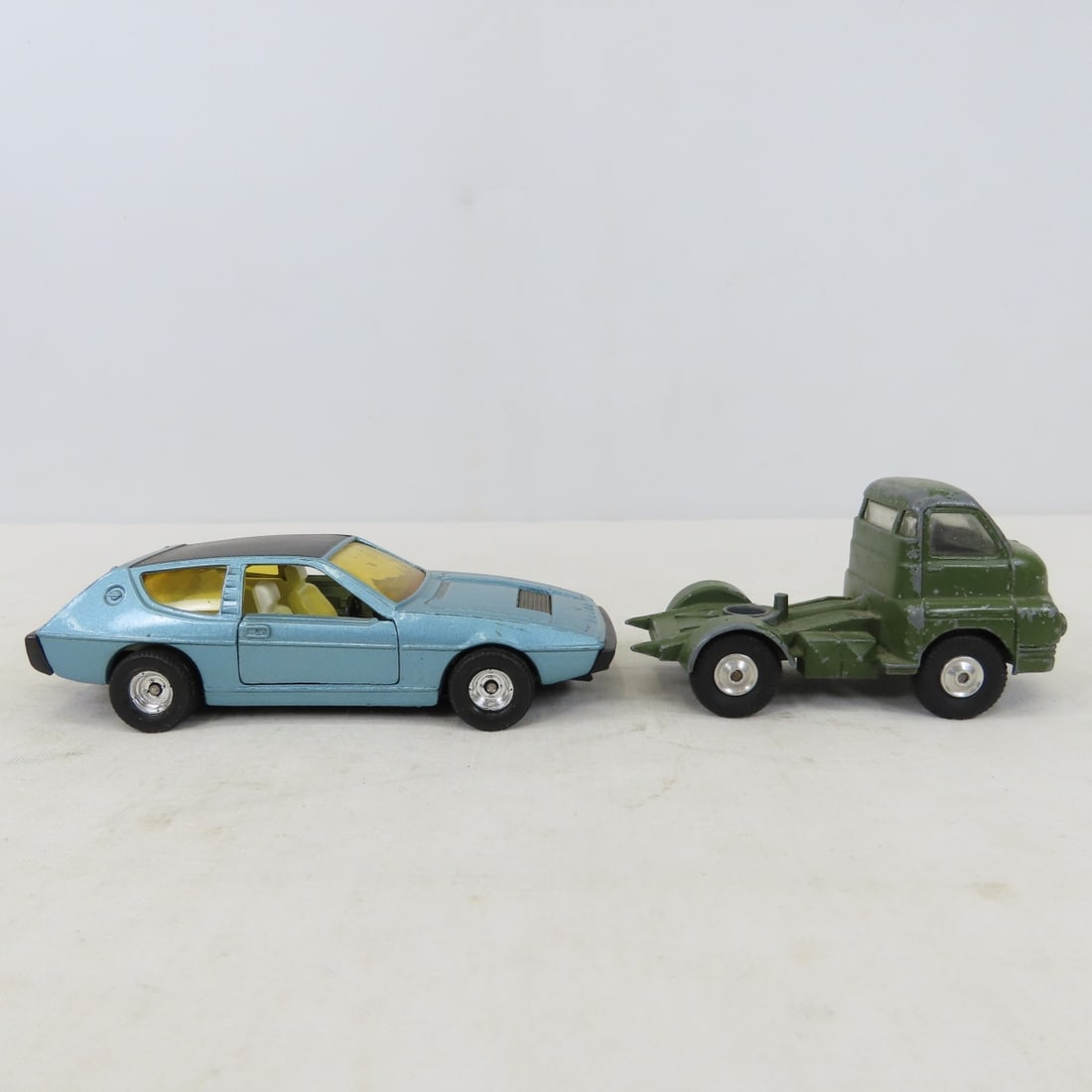 15 Vintage Corgi & Dinky Plastic & Metal Vehicles - 16