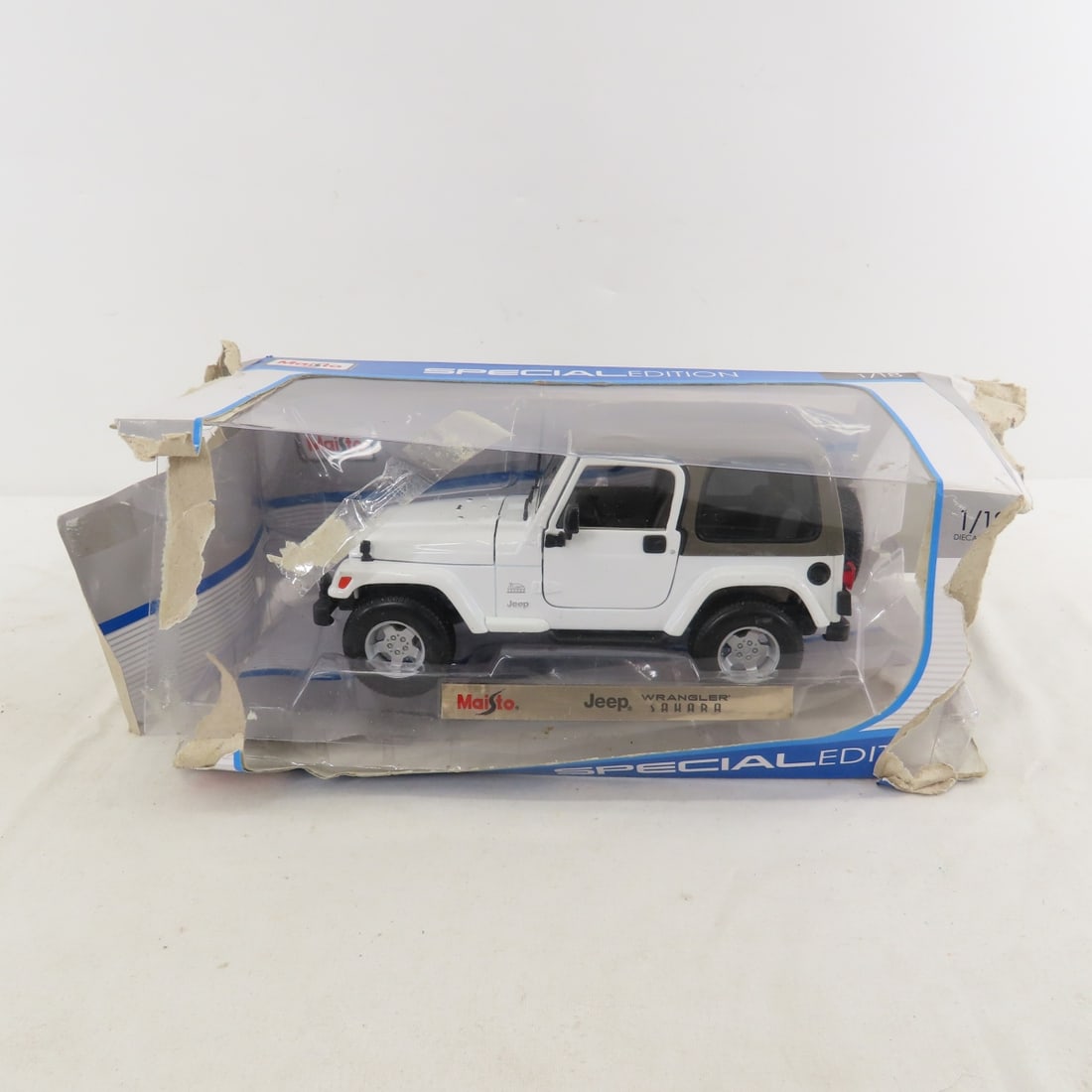 8 1:18 Scale Cars in very rough boxes - 16