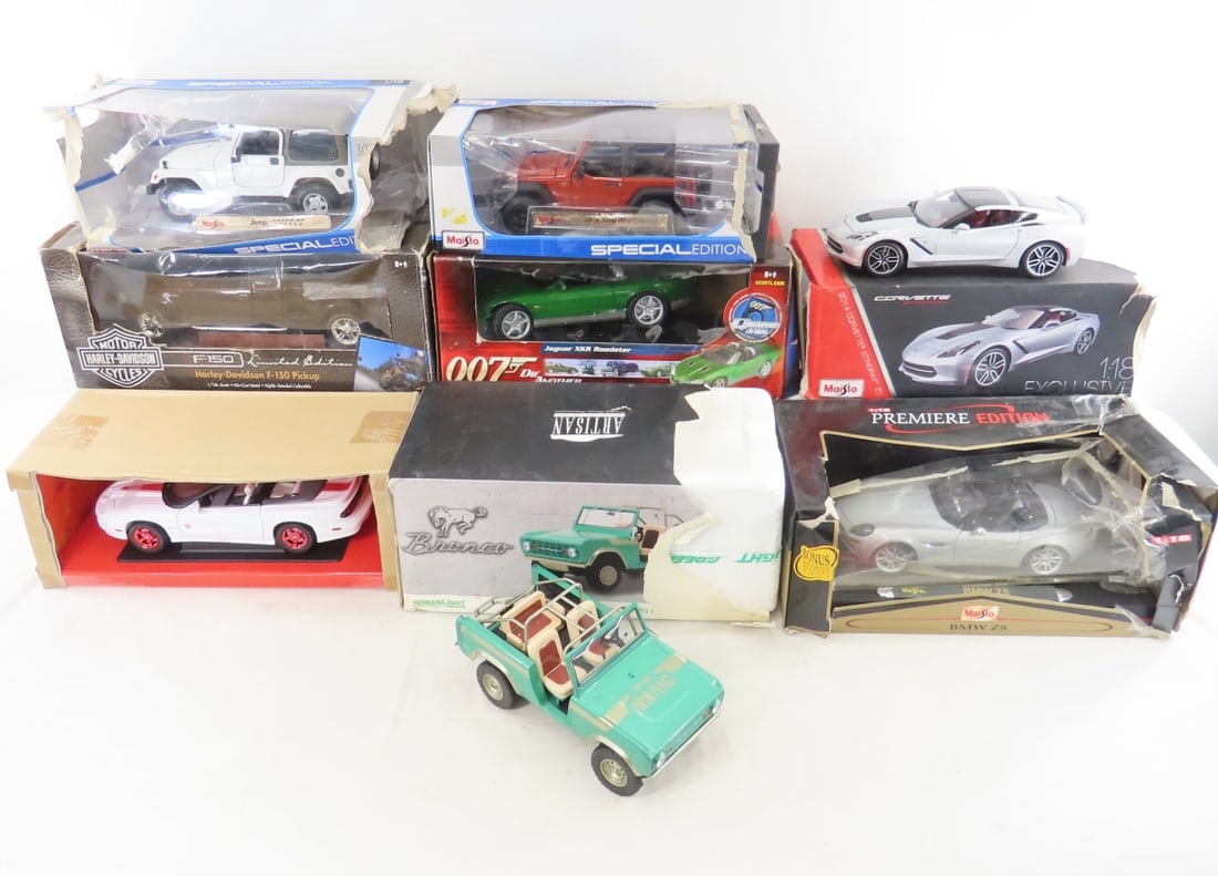 8 1:18 Scale Cars in very rough boxes (1 of 17)