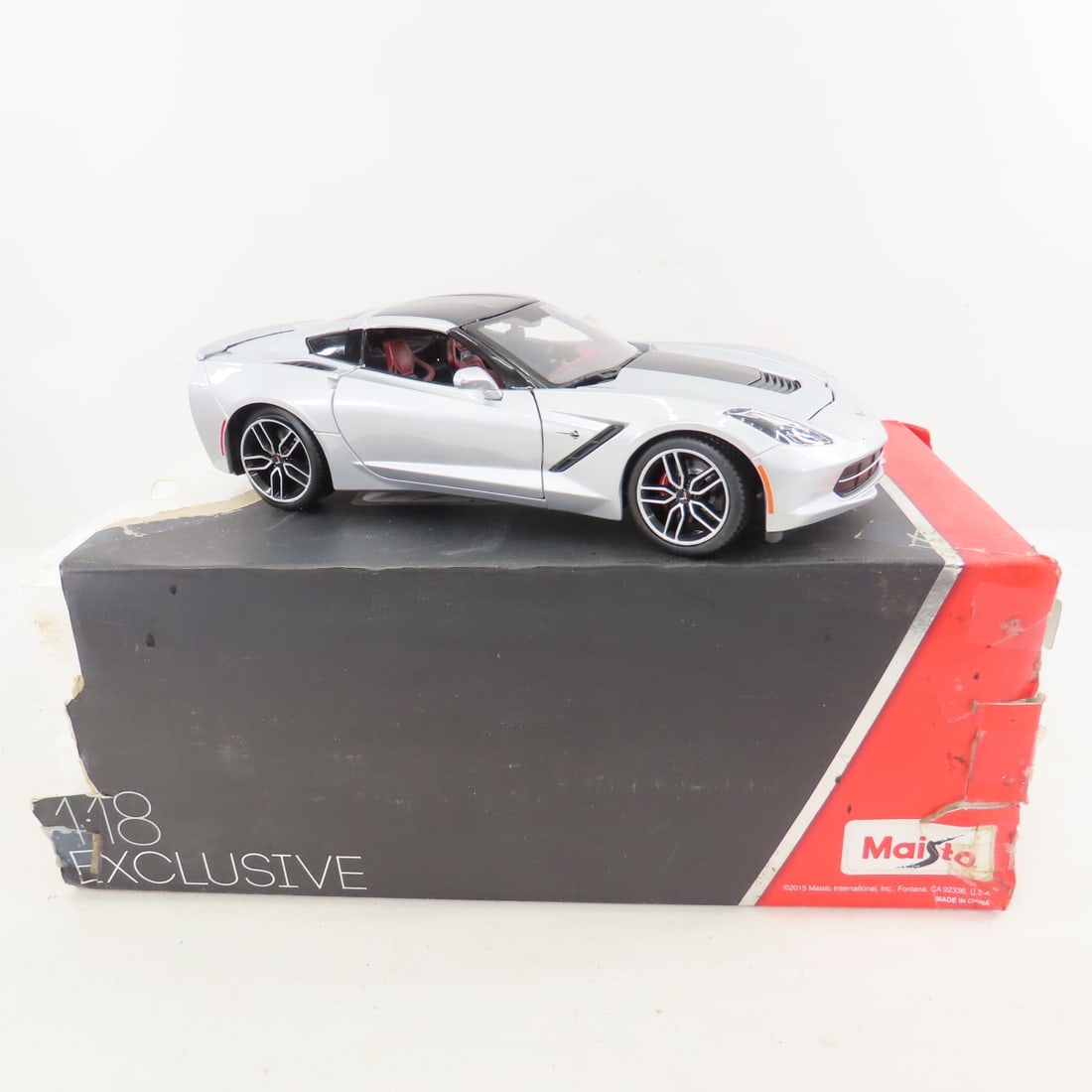 8 1:18 Scale Cars in very rough boxes - 3