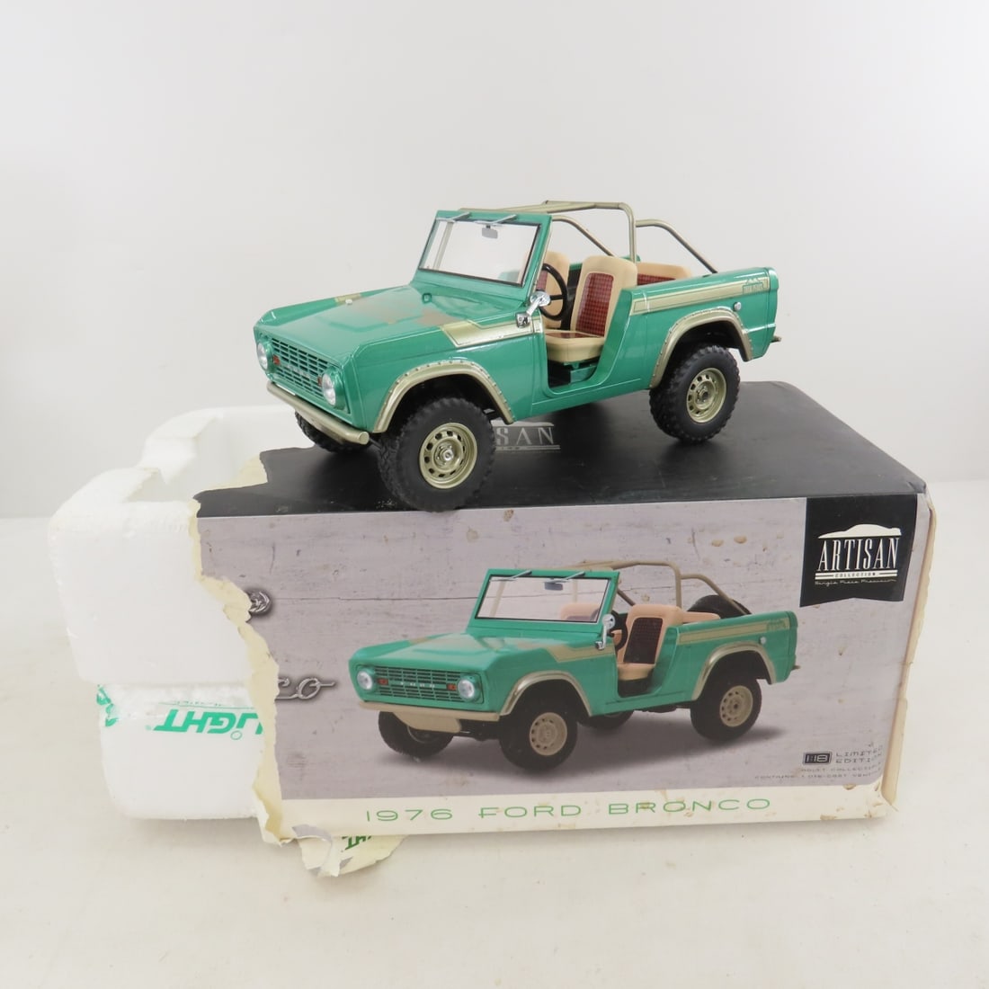 8 1:18 Scale Cars in very rough boxes - 4