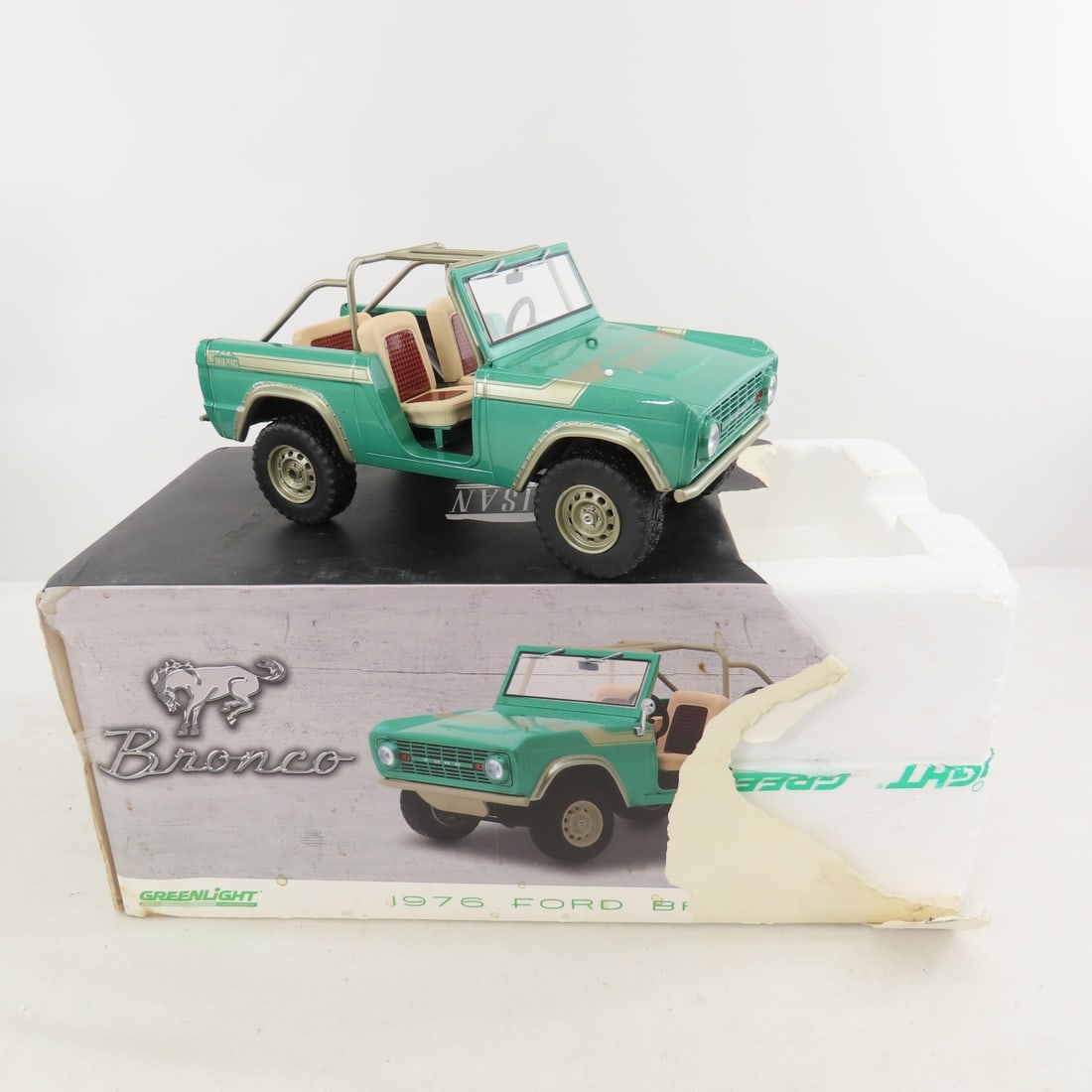 8 1:18 Scale Cars in very rough boxes - 5