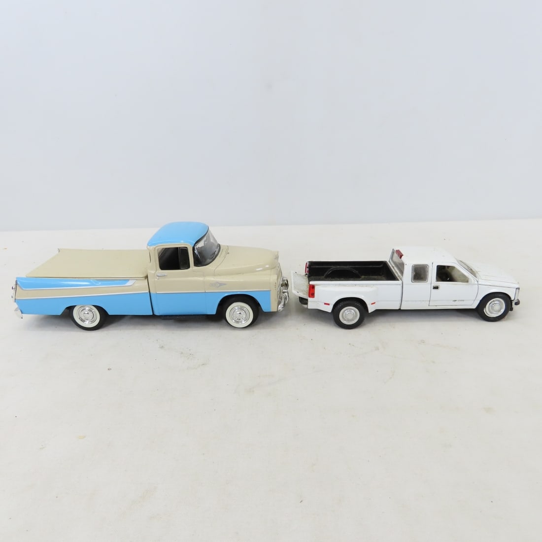 Diecast cars & trucks, some in boxes, mixed scale - 12