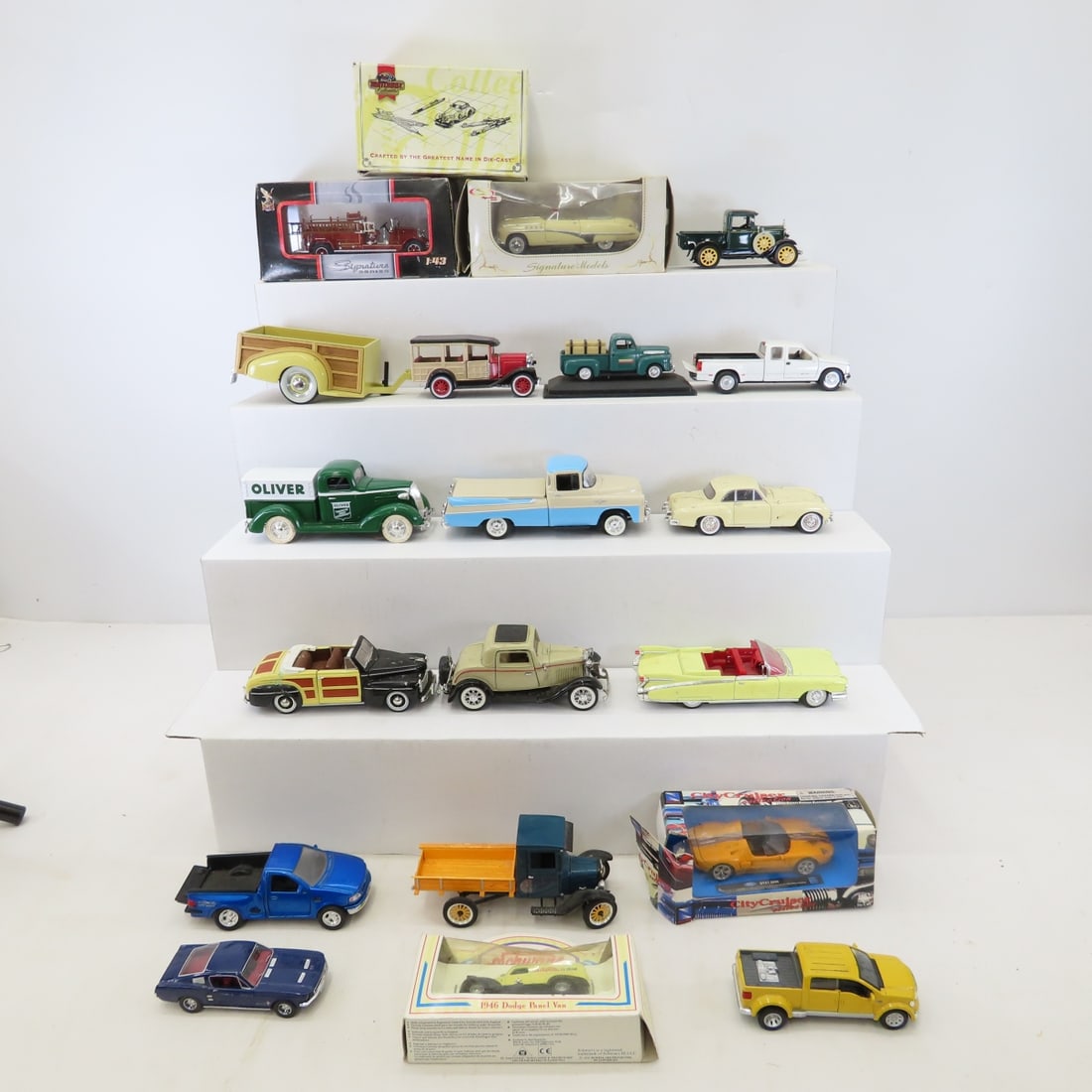Diecast cars & trucks, some in boxes, mixed scale (1 of 19)