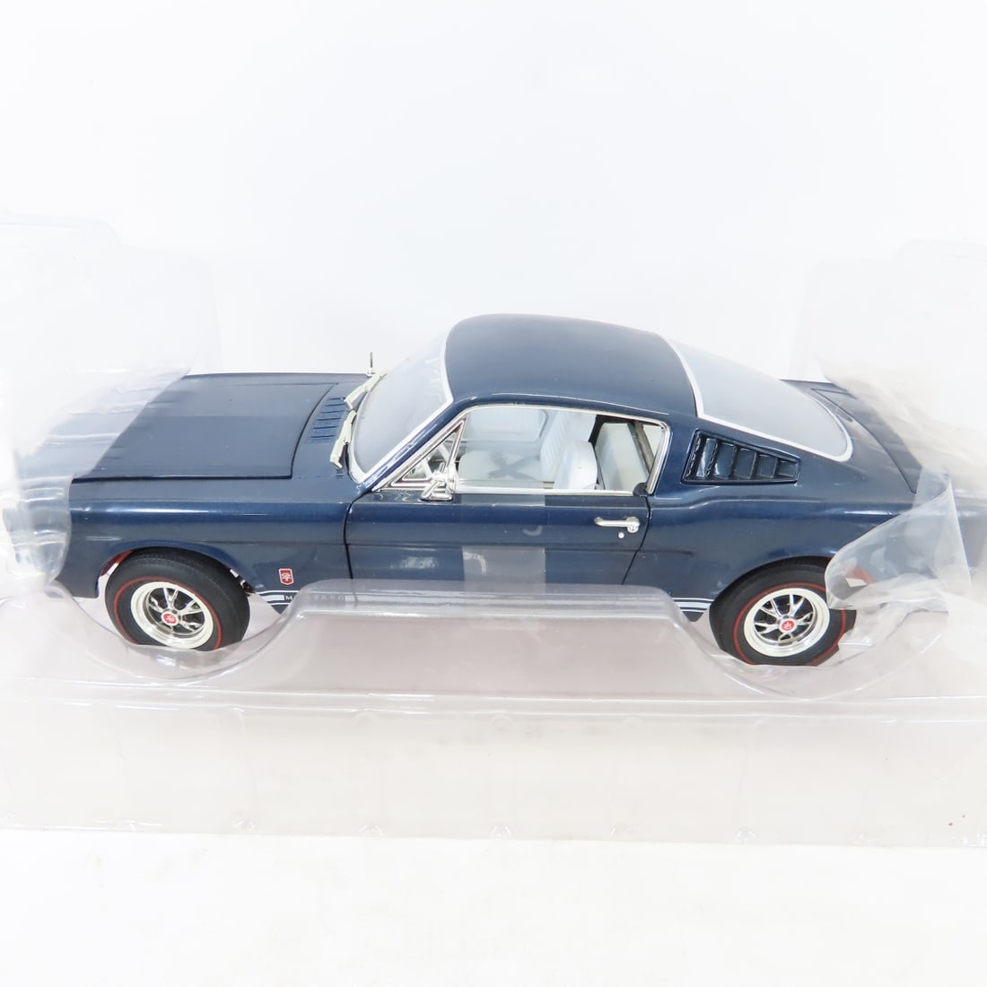 8 1:18 Scale Muscle Cars in rough boxes - 2