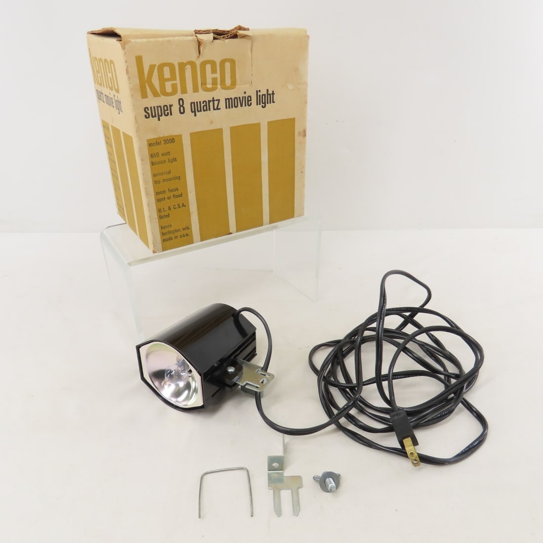 Technicolor Super V Super 8 Camera & Light - 15