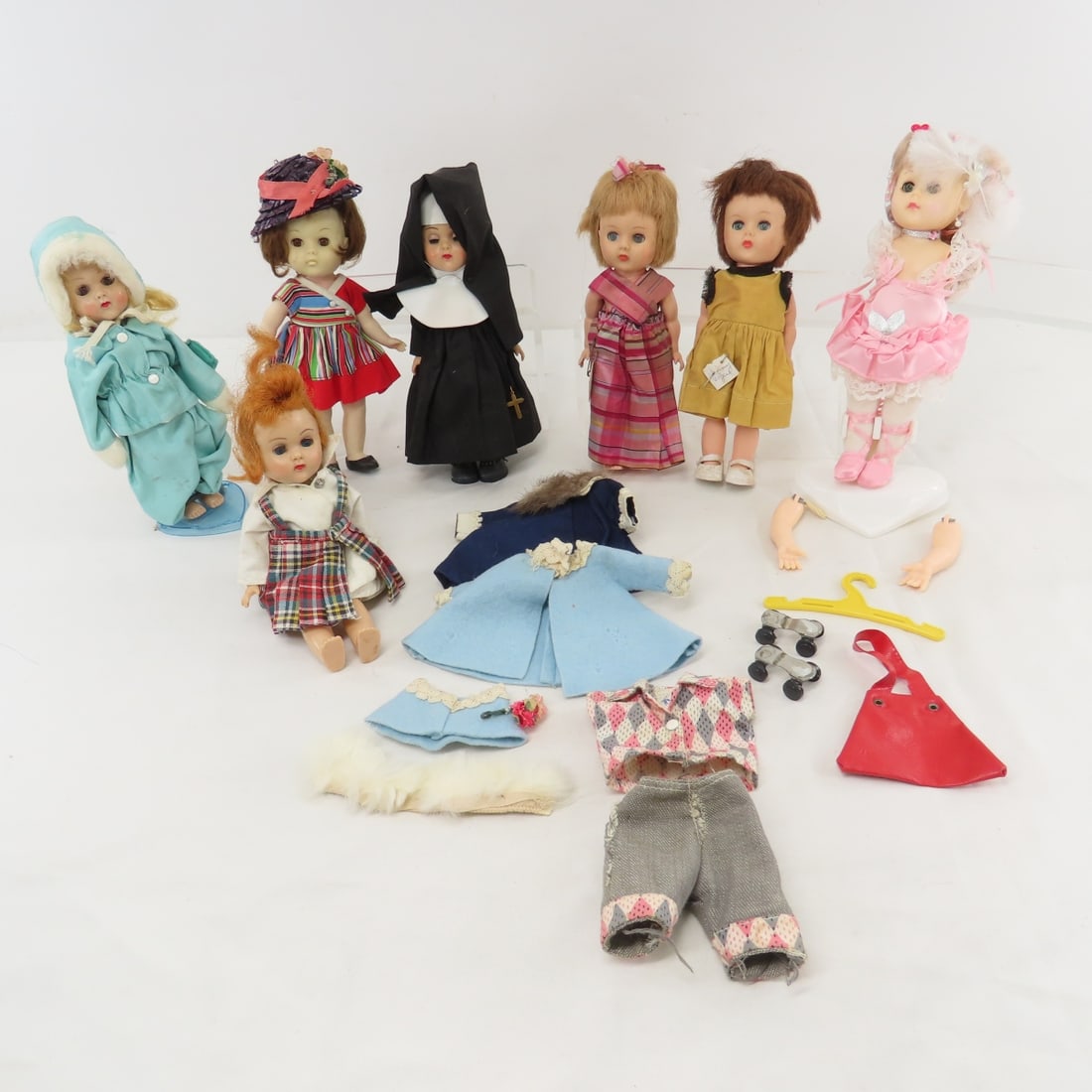 8 Vintage Vogue & Ginny 8" Dolls and Clothes: 8 Vintage Vogue & Ginny 8" Dolls and Clothes - 1 has arms that are unstrung, 1 has bad hair. All have been displayed- may not be complete or all original. Lot size: 10 x10 x10", 2 lbs Photos are