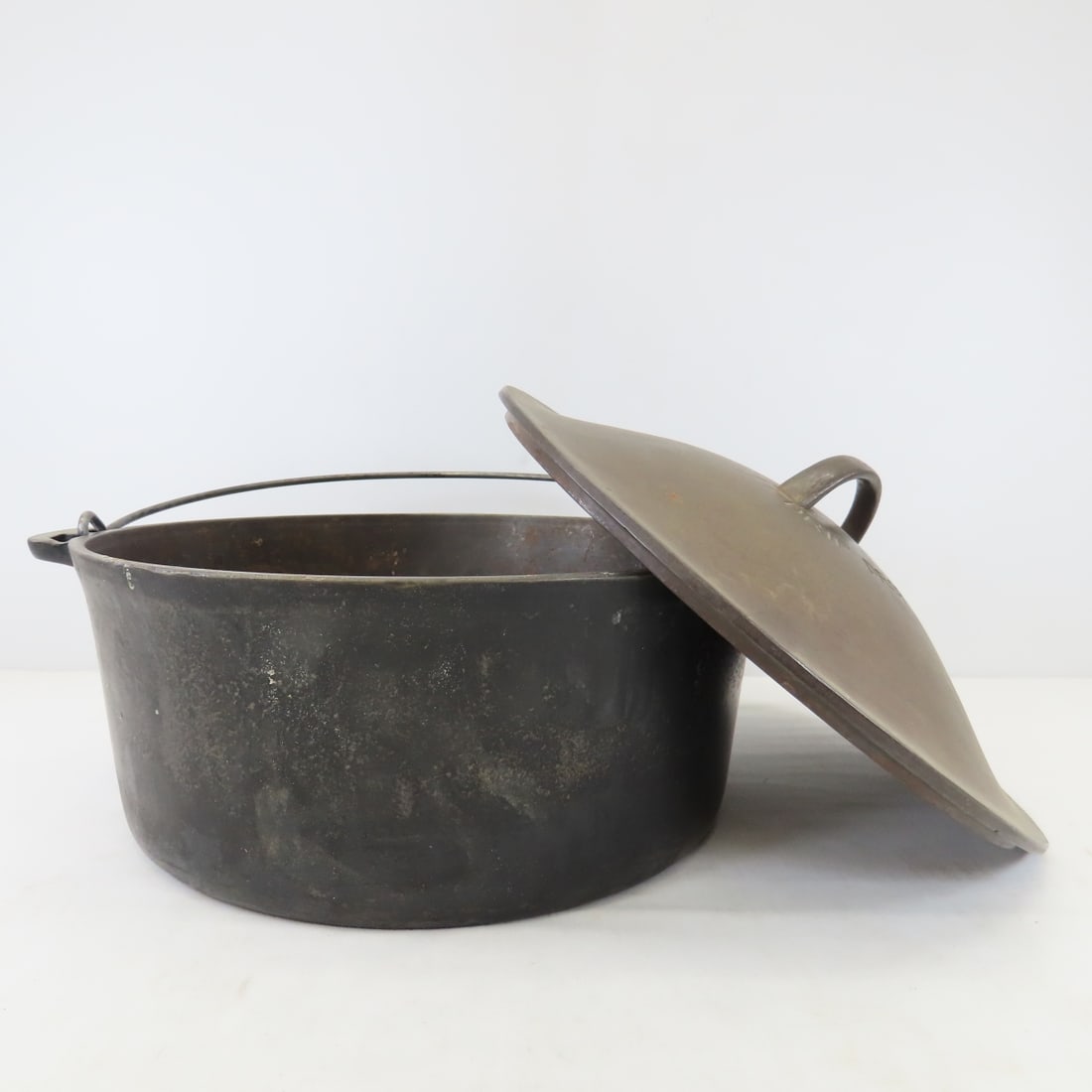 Vintage Wagner No.10 Cast Iron Drip Pot Baster: Vintage Wagner No.10 Cast Iron Drip Pot Baster - Drip Pot Baster with Lid. 12", Lot Size: 15 x 15 x 9", 18 lbs Photos are part of description. (Live Auctioneers only shows a max of 20 photos).