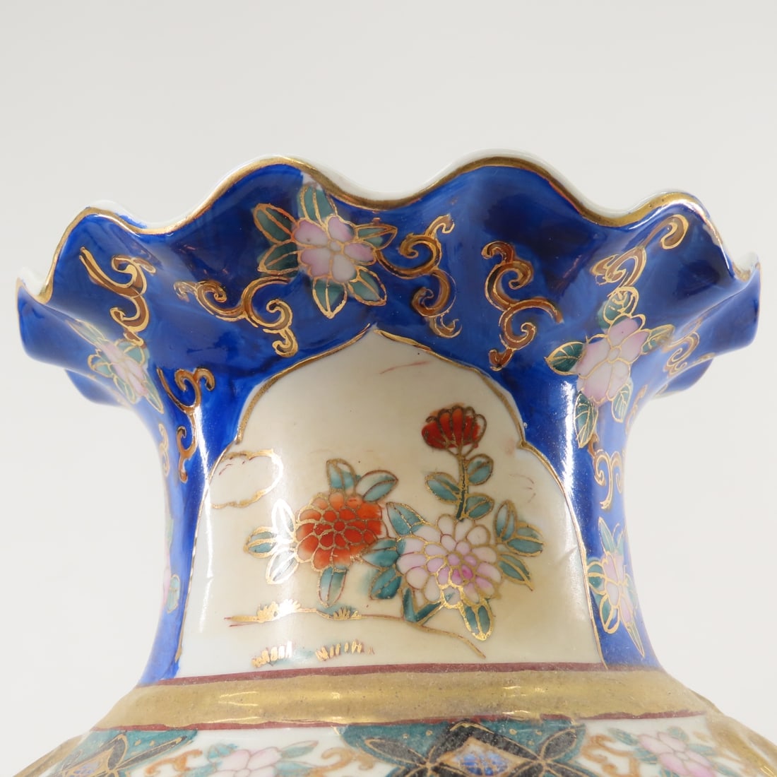 Japanese Imari style Vase with stand, signed - 10