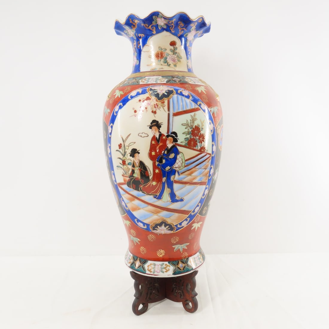Japanese Imari style Vase with stand, signed (1 of 16)