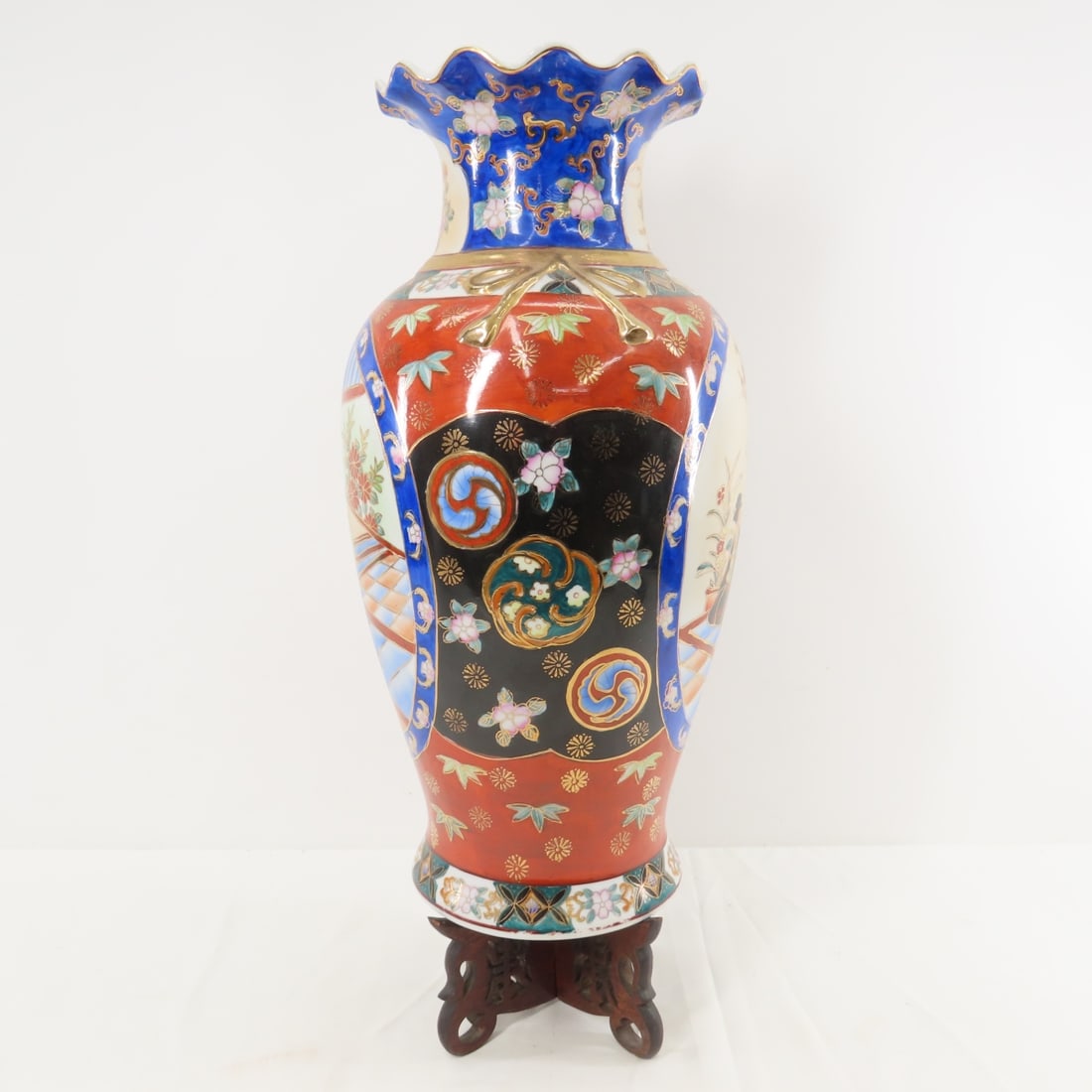 Japanese Imari style Vase with stand, signed - 2