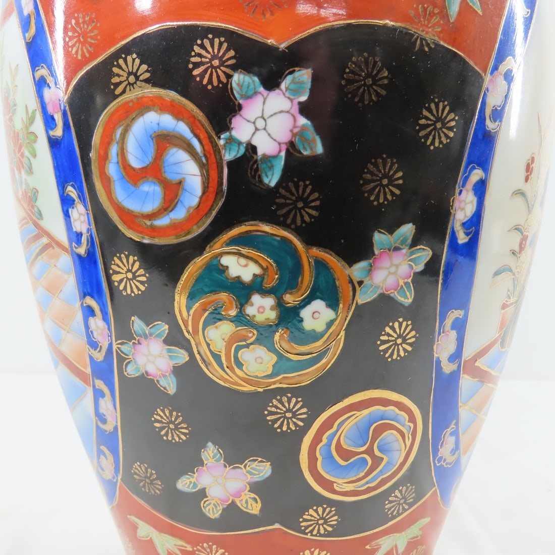 Japanese Imari style Vase with stand, signed - 8