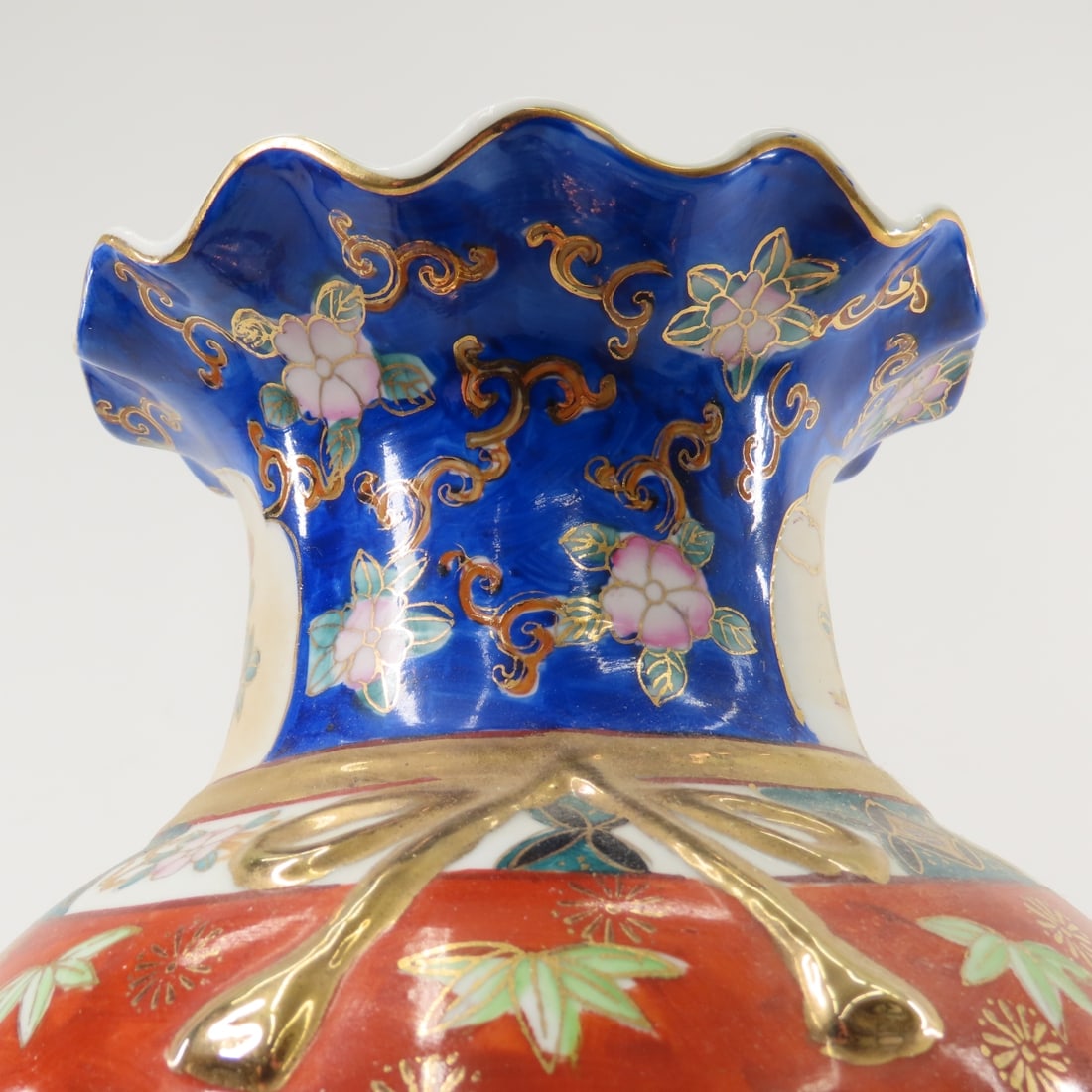Japanese Imari style Vase with stand, signed - 9