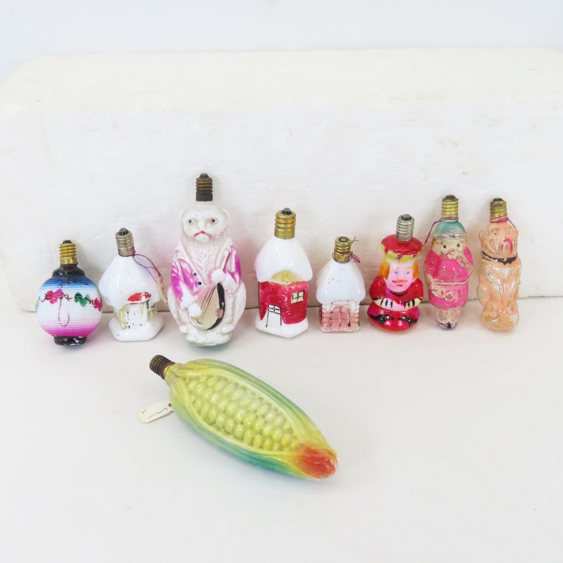 9 Vintage Figural Light Bulbs, Corn, Cat Musician: 9 Vintage Figural Light Bulbs, Corn, Cat Musician - All untested. LOT SIZE 5X5X5" 1 LB Photos are part of description. (Live Auctioneers only shows a max of 20 photos). Please ask questions and read