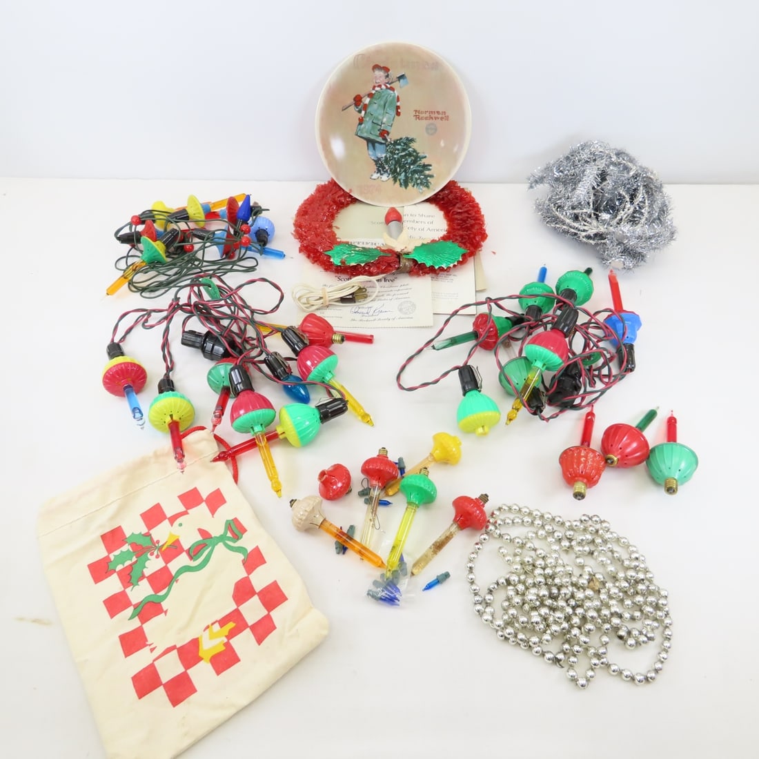 Vintage Christmas Decor and Bubble Lights: Vintage Christmas Decor and Bubble Lights - LOT SIZE 12X12X12" 6 LB Photos are part of description. (Live Auctioneers only shows a max of 20 photos). Please ask questions and read terms & conditions