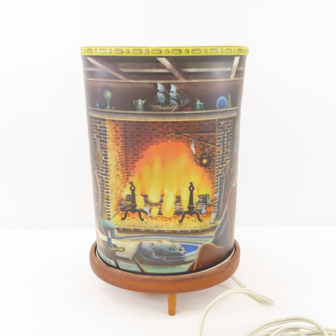 1958 Econolite Hearth Scene 773 Motion Lamp: 1958 Econolite Hearth Scene 773 Motion Lamp - Econolite hearth scene 773 motion lamp- revolves with heat- plastic, slightly dented- 12" tall- works, Lot Size: 12x10x10, 2 lbs Photos are part of