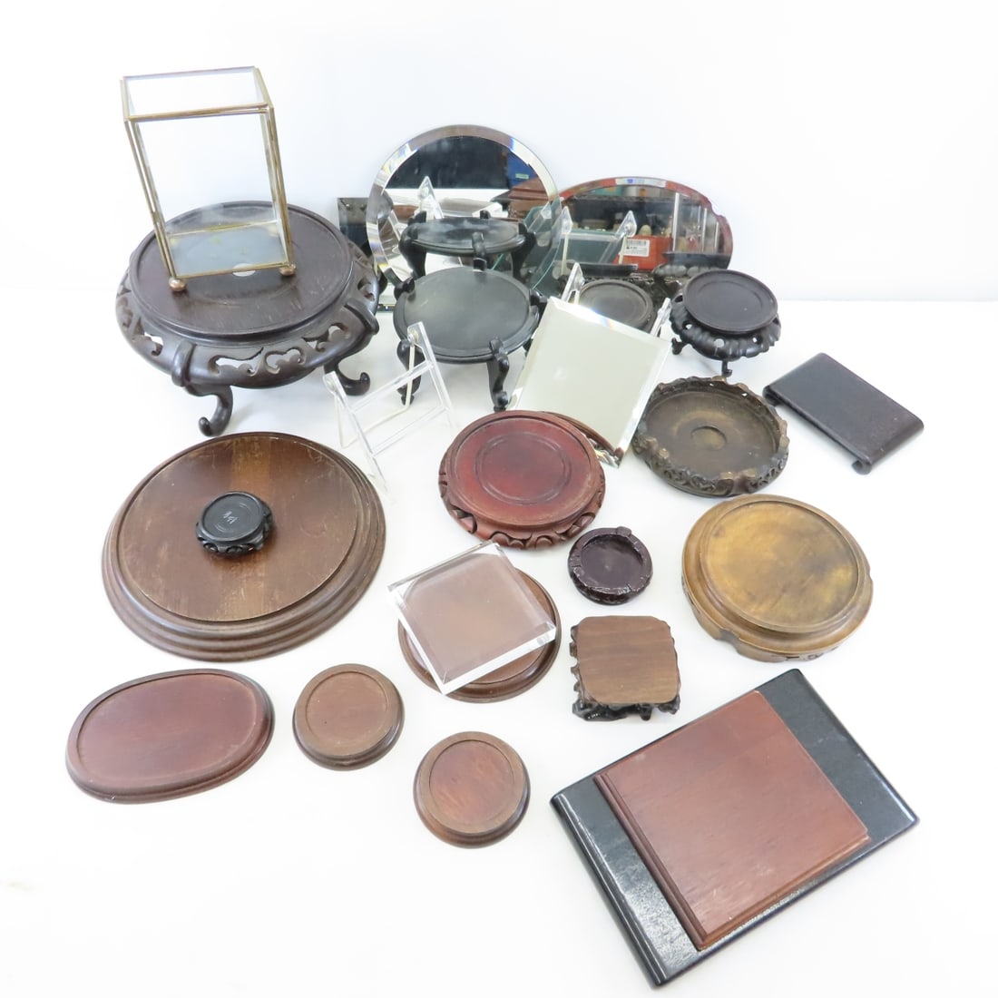 Wood Vase Stands and Pedestals, Mirrors & Displays: Wood Vase Stands and Pedestals, Mirrors & Displays - Largest wood is 10" for a item with a 7.5" base, glass display box, plate stands and more. Lot size: 20x16x14", 11.10 lbs Photos are part of descri