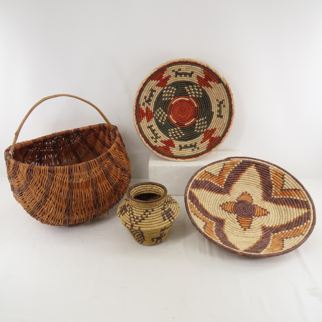 Chippewa, Navajo & Other Native Woven Baskets (1 of 20)