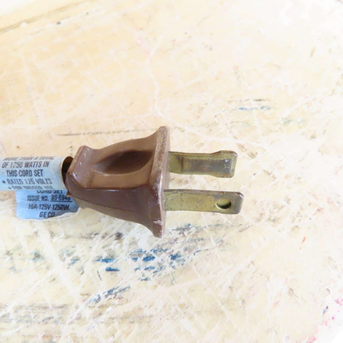 2 Antique Hubbard Style Cast Metal Lamps - 10