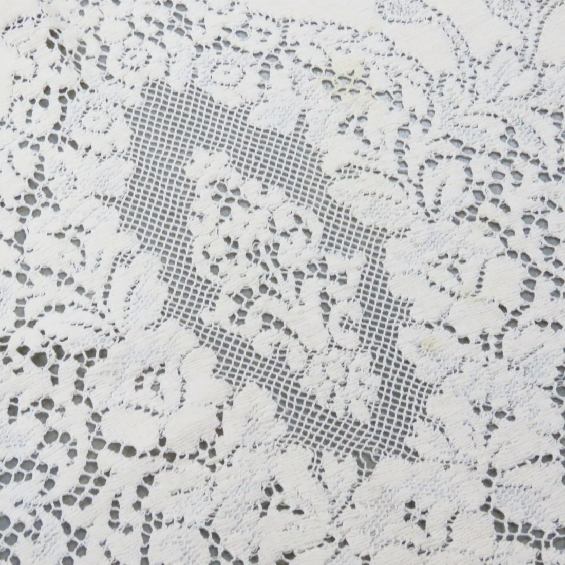 9 Quaker Lace Tablecloths - 13