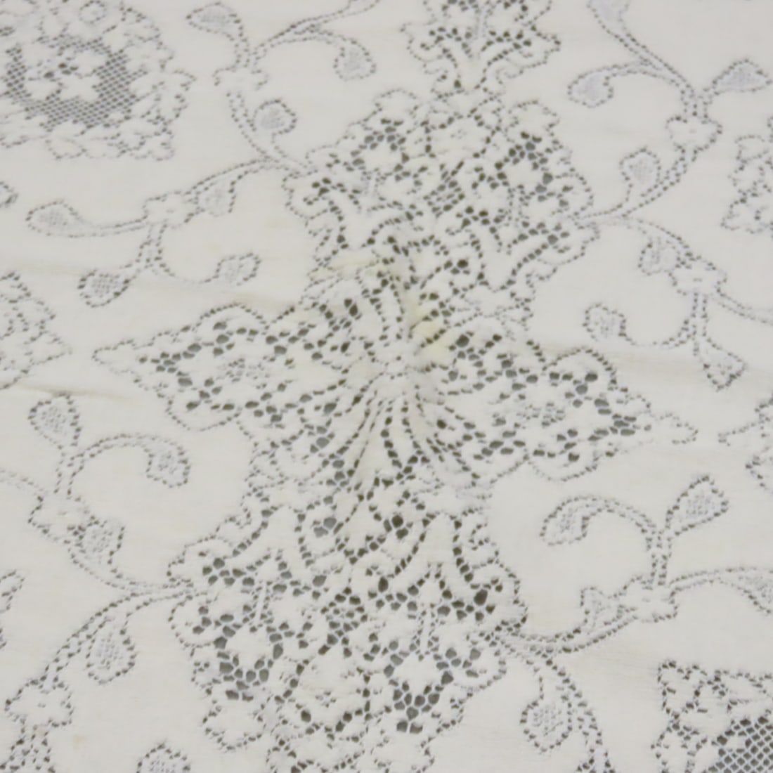 9 Quaker Lace Tablecloths - 14