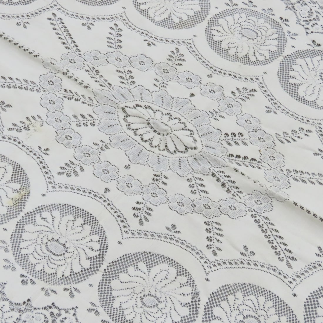 9 Quaker Lace Tablecloths - 16