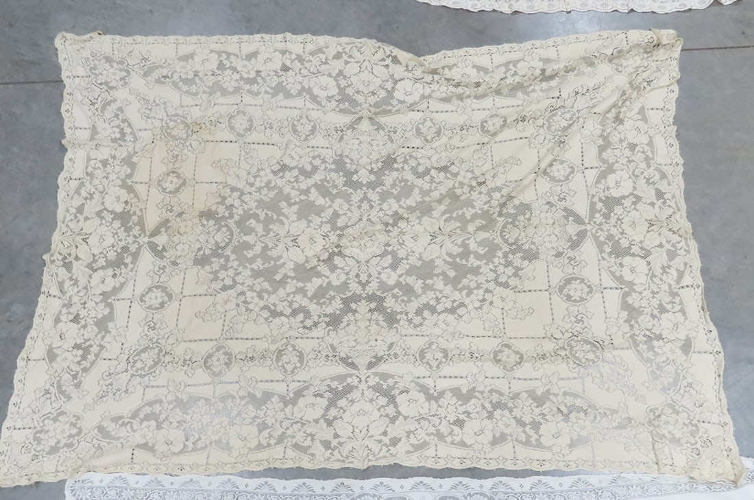 9 Quaker Lace Tablecloths - 17