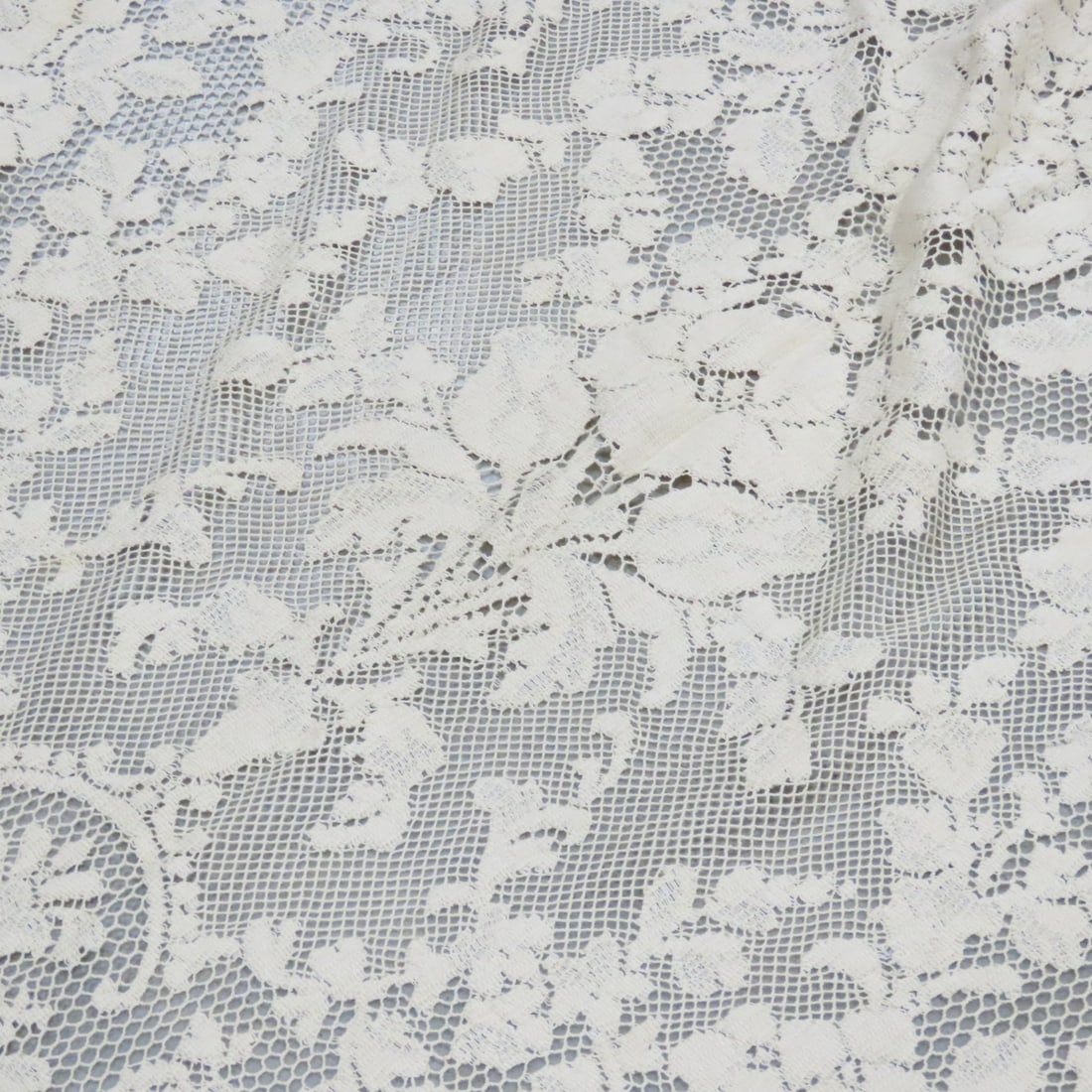 9 Quaker Lace Tablecloths - 18