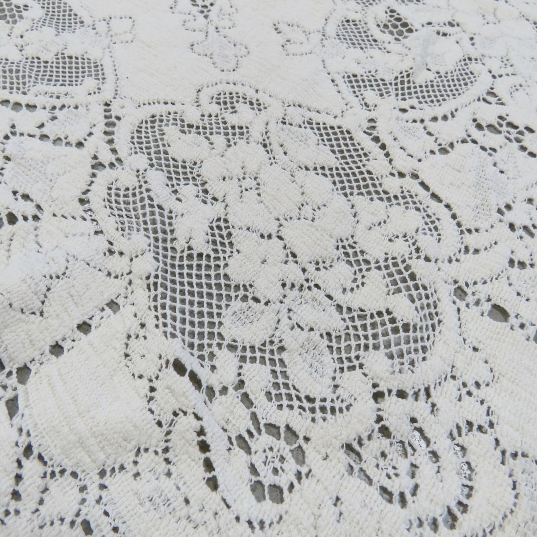 9 Quaker Lace Tablecloths - 3
