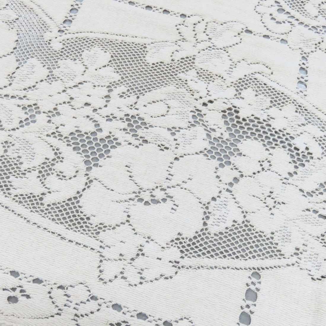 9 Quaker Lace Tablecloths - 7